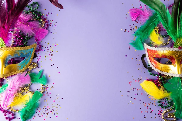 コピースペースと青の背景にカラフルなマルディグラビーズ 羽やカーニバルのマスク パーティー お祝い カーニバルのコンセプト — ストック写真