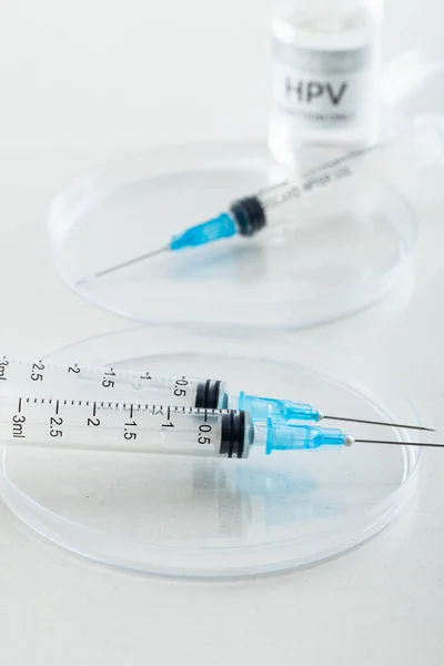 Vertikale Zusammensetzung Von Hpv Impfflaschen Und Spritzen Auf Weißem Hintergrund — Stockfoto