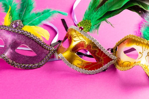 Composition Masques Colorés Carnaval Mardi Gras Sur Fond Rose Avec — Photo