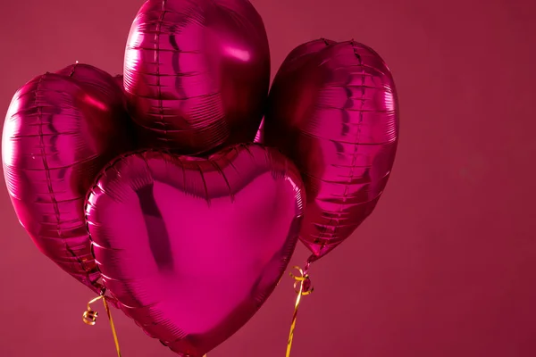 Cuatro Brillantes Globos Color Rosa Forma Corazón Flotando Sobre Fondo — Foto de Stock
