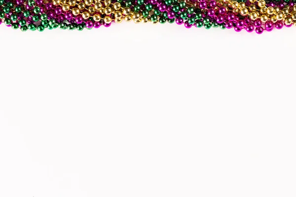 Sammansättning Färgglada Mardi Gras Pärlor Med Kopieringsutrymme Vit Bakgrund Med — Stockfoto