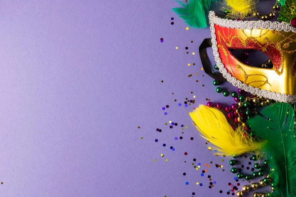 Composición Coloridos Granos Mardi Gras Confeti Máscara Carnaval Con Espacio — Foto de Stock