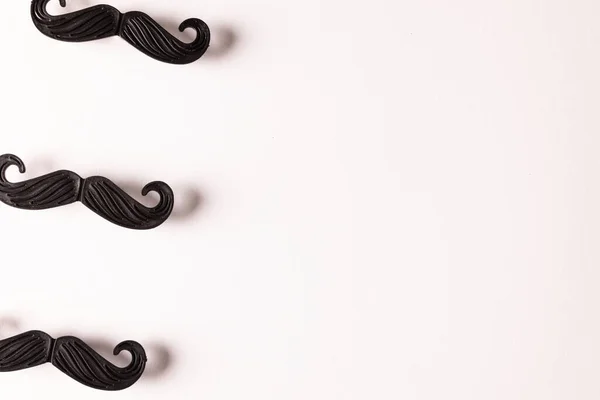 Composition Fausses Moustaches Sur Fond Blanc Avec Espace Copie Fausse — Photo