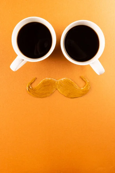 Kompozycja Sztucznych Wąsów Filiżanek Kawy Pomarańczowym Tle Przestrzenią Kopiowania Sztuczne — Zdjęcie stockowe