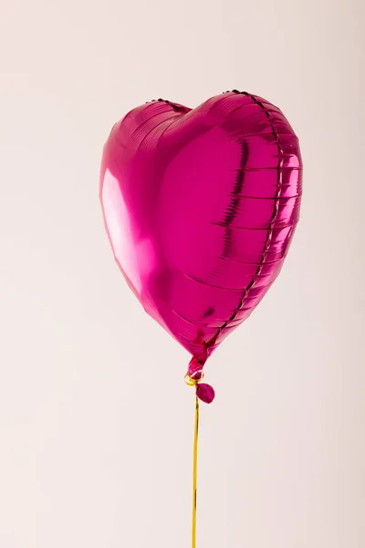 Verticaal Van Glanzend Roze Hartvormige Ballon Drijvend Witte Achtergrond Met — Stockfoto