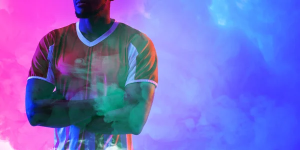 Afrikansk Amerikansk Manlig Fotbollsspelare Med Armarna Korsade Stående Mot Rökig — Stockfoto