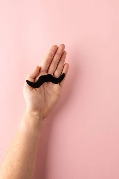 Vertikales Bild Der Hand Mit Schwarzem Falschen Schnurrbart Auf Rosa — Stockfoto