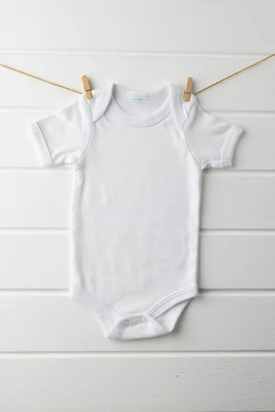 Close Bebê Shirt Branca Com Espaço Cópia Fundo Branco Vestuário — Fotografia de Stock