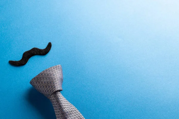 Zusammensetzung Aus Falschem Schnurrbart Und Krawatte Auf Blauem Hintergrund Mit — Stockfoto