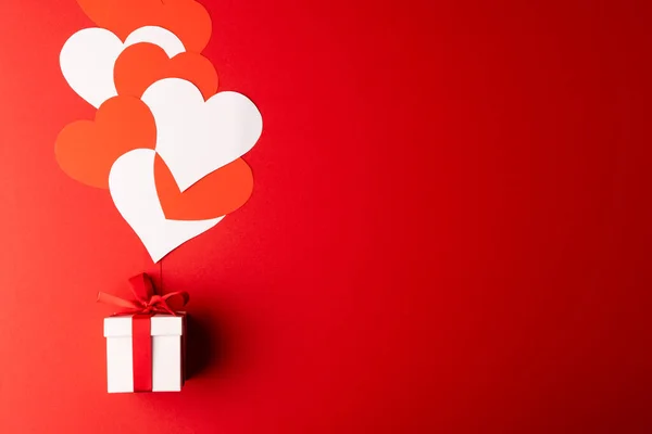 Белая Подарочная Коробка Перевязанная Красной Лентой Красные Белые Сердца Красном — стоковое фото