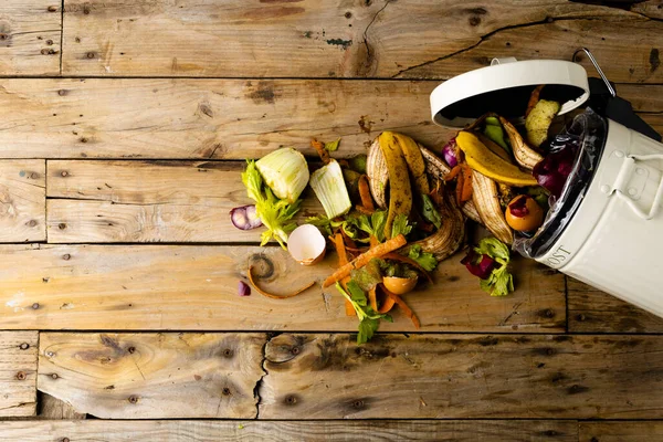 Ekologický Odpad Ovoce Zeleniny Vytékající Otevřené Kuchyňské Nádoby Kompostování Dřevěných — Stock fotografie
