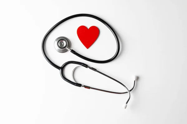 コピースペースと白い背景に聴診器と赤の心の構成 医療サービス 医療と健康意識の概念 — ストック写真