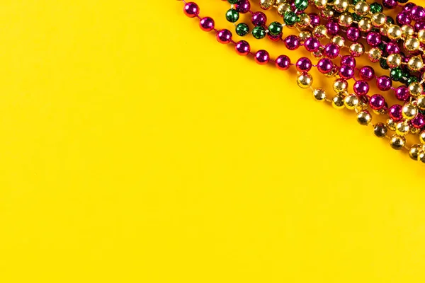 Composizione Colorate Perline Mardi Gras Sfondo Giallo Con Spazio Copiare — Foto Stock