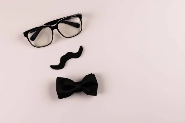 Composición Bigote Falso Con Gafas Pajarita Sobre Fondo Blanco Con — Foto de Stock