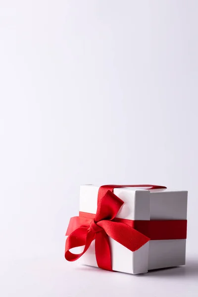 Vertical Caixa Presente Branco Amarrado Com Fita Vermelha Fundo Branco — Fotografia de Stock