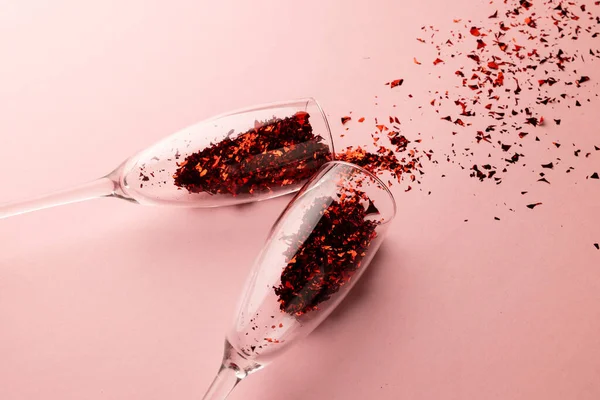 Twee Champagneglazen Morsen Rode Glitter Confetti Lichtroze Achtergrond Met Kopieerruimte — Stockfoto