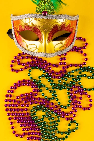 Composizione Colorate Perline Mardi Gras Maschera Carnevale Sfondo Giallo Con — Foto Stock