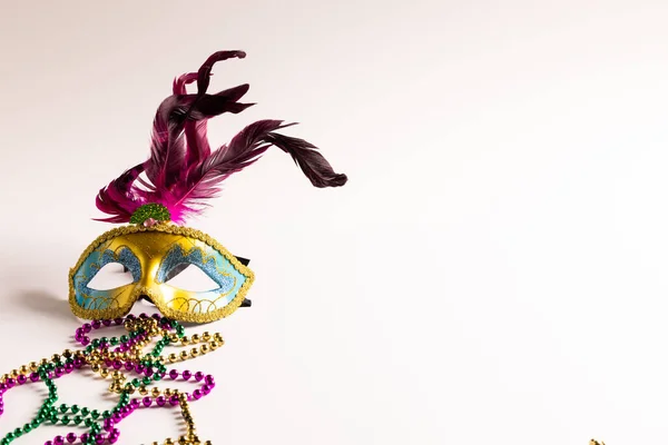 Kompozycja Kolorowych Koralików Mardi Gras Maski Karnawałowej Białym Tle Przestrzenią — Zdjęcie stockowe