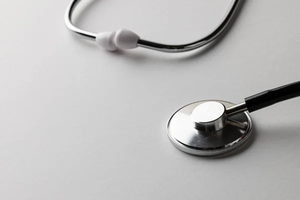 Skład Stetoskopu Białym Tle Przestrzenią Kopiowania Koncepcja Usług Medycznych Opieki — Zdjęcie stockowe