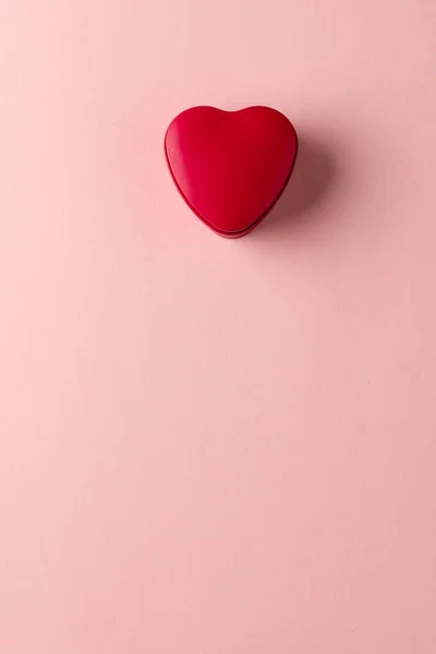Image Verticale Aérienne Boîte Rouge Forme Coeur Sur Fond Rose — Photo