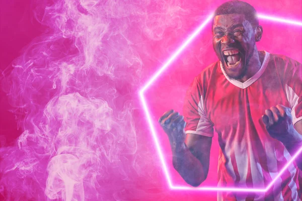 Αφροαμερικάνος Ποδοσφαιριστής Ουρλιάζει Καπνιστό Ροζ Φόντο Αντίγραφο Χώρου Επίτευξη Χαρούμενος — Φωτογραφία Αρχείου