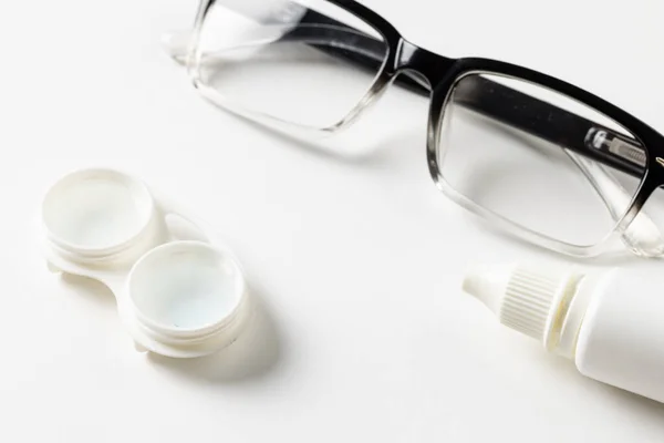 Composição Óculos Com Colírio Lentes Contato Caso Sobre Fundo Branco — Fotografia de Stock