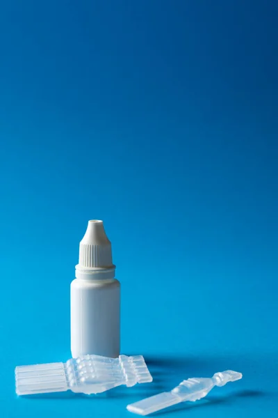 Vertical Saline Solution Caplets Dropper Bottle Blue Background Copy Space — Stock Photo, Image