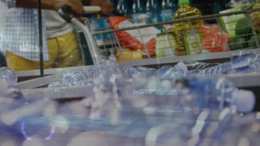 Afro-Amerikan bir adamın atölyedeki veri işleme animasyonu. Küresel iş ve dijital arayüz kavramı dijital olarak oluşturulmuş video.