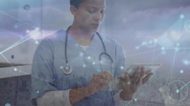 Bağlantılar ağı üzerinden melez kadın doktorun animasyonu. Küresel tıp ve dijital arayüz kavramı dijital olarak oluşturulmuş video.