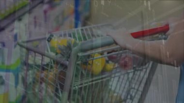 Mağazadaki beyaz kadın hakkında veri işleme animasyonu. Küresel iş ve dijital arayüz kavramı dijital olarak oluşturulmuş video.