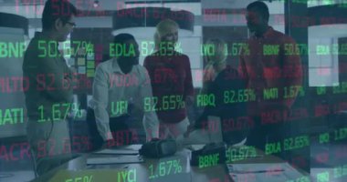 İş adamları üzerinde finansal veri işleme animasyonu. Küresel iş, finans, veri işleme ve hesaplama kavramı dijital olarak oluşturulmuş video.