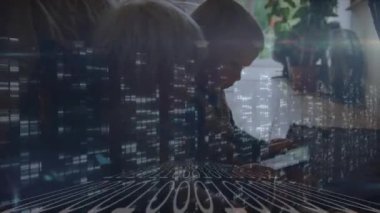 Evde dijital tablet kullanan beyaz çocuklar üzerindeki ikili kodlar mercek fişeğinin animasyonu. Dijital bileşik, çoklu pozlama, e-öğrenme, çocukluk, kodlama, e-öğrenme ve teknoloji.