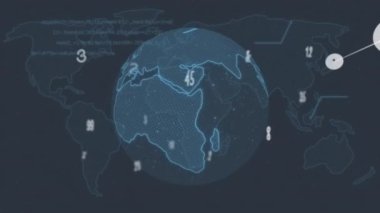 Bilgisayar dili ve haritası üzerinde dünyanın dört bir yanında sayılar ve sembollerle bağlı simgelerin animasyonu. Dijital olarak üretilmiş, hologram, küreselleşme, kodlama, iletişim ve teknoloji kavramı.