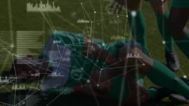 Bağlı noktaların animasyonu, yaralı Afrikalı Amerikalı erkek oyuncunun yerde yatması üzerine grafik simgeleri. Dijital bileşik, çoklu pozlama, futbol, rapor, finans, spor ve yarışma konsepti.