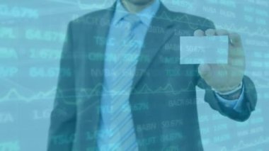 Elinde kartvizit bulunan işadamının orta kesiminde borsa veri işleme animasyonu. Küresel ekonomi ve iş teknolojisi kavramı