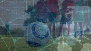 Futbolcular üzerinde bağlantı ve veri işleme animasyonları. Küresel spor, rekabet, iş dünyası, finans, bilgisayar ve veri işleme kavramı dijital olarak oluşturuldu.