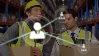 Ofiste çalışan erkekler üzerindeki simgelerle bağlantı ağının animasyonu. Küresel gönderme, ağlar, işletme, finans, bilgisayar ve veri işleme kavramı dijital olarak oluşturulmuş video.