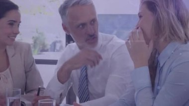 Ofisteki iş adamları üzerinde manzara ve ağların animasyonu. Küresel iş, finans, bilgisayar ve veri işleme kavramı dijital olarak oluşturulmuş video.