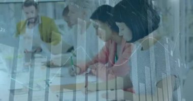 Grafik animasyonu ve ofisteki kağıt üzerine çizim yapan çeşitli iş arkadaşlarının sayısının artması. Dijital bileşik, çoklu pozlama, rapor, büyüme, finans, takım çalışması ve soyut kavram.