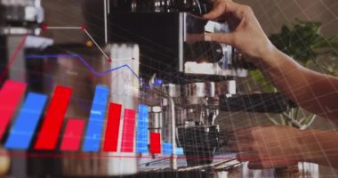 Çoklu grafik animasyonu, kesilmiş ellerin üzerinde veri tabanı kahve makinesiyle kahve hazırlama. Dijital bileşik, çoklu pozlama, rapor, finans, iş, içki ve teknoloji kavramı.
