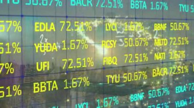 Şehir manzarası üzerinde veri işleme animasyonu. küresel iş ve dijital arayüz kavramı dijital olarak oluşturulmuş video.