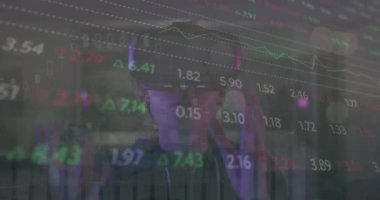 VR kulaklık takan bir kadın hakkında finansal veri işleme animasyonu. Dijital olarak oluşturulmuş küresel bağlantılar, iş, finans, hesaplama ve veri işleme kavramı.