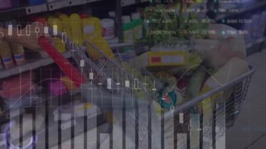 Alışveriş arabasının üstünde veri işleme animasyonu. Küresel iş ve dijital arayüz kavramı dijital olarak oluşturulmuş video.