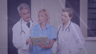 Bağlantı ağı üzerinden tabletli beyaz doktorların animasyonu. Küresel tıp ve dijital arayüz kavramı dijital olarak oluşturulmuş video.