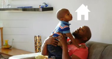 Afro-Amerikan babasının oğlunu kucaklaması üzerine veri işleme animasyonu. Küresel iş ve dijital arayüz kavramı dijital olarak oluşturulmuş video.