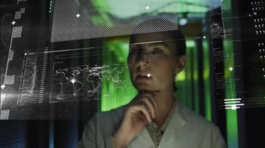 Sunucu odasında teknolojiyi kullanan beyaz kadın mühendis üzerinde Hud arayüzü animasyonu. Dijital bileşik, çoklu pozlama, rapor, veri, küresel ve ağ sunucu kavramı.