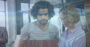 Ofisteki iş adamları üzerinde veri işleme animasyonu. Küresel iş, finans, bilgisayar ve veri işleme kavramı dijital olarak oluşturulmuş video.