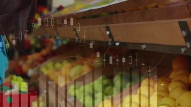 Mağazadaki beyaz kadın hakkında veri işleme animasyonu. Küresel iş ve dijital arayüz kavramı dijital olarak oluşturulmuş video.