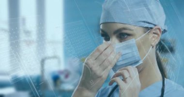 Yüz maskeli, beyaz kadın bir doktor üzerinde veri işleme animasyonu. Küresel tıp ve dijital arayüz kavramı dijital olarak oluşturulmuş video.