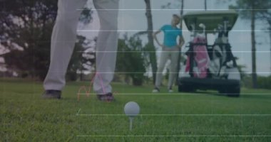 Golf sahasındaki erkek golfçü üzerinden veri işleme animasyonu. Küresel spor, rekabet, bilgisayar ve veri işleme kavramı dijital olarak oluşturulmuş video.